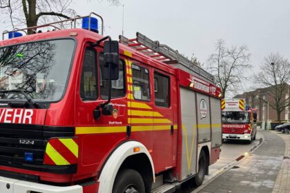 Großeinsatz der Feuerwehr: Wohnung nach Zimmerbrand in Mehrfamilienhaus unbewohnbar