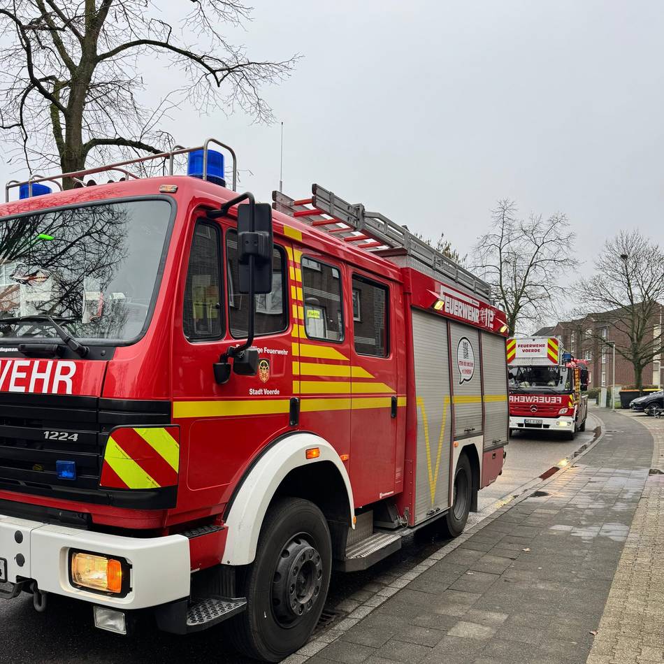 Großeinsatz der Feuerwehr: Wohnung nach Zimmerbrand in Mehrfamilienhaus unbewohnbar