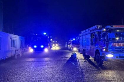 Großeinsatz in Dinslakener Gewerbegebiet: Als die Feuerwehr kam, rauchte es nur noch