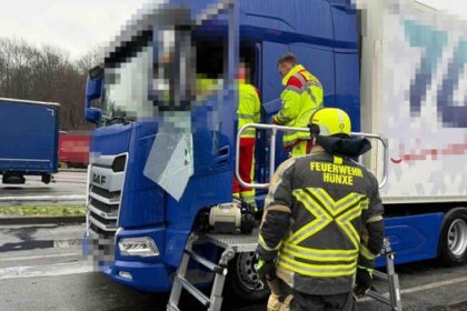 Hünxer Feuerwehr befreit auf dem Rastplatz einen Mann aus einer Notlage