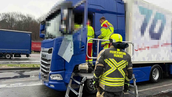 Hünxer Feuerwehr befreit auf dem Rastplatz einen Mann aus einer Notlage
