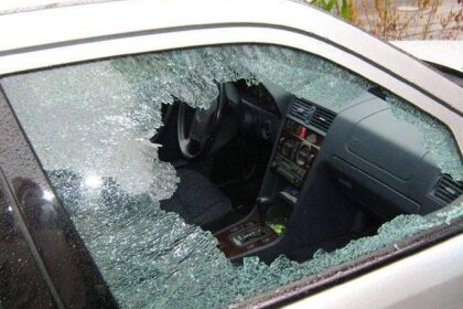 Kriminelle in Dinslaken: Mehrere Autos beschädigt, ein Wagen gestohlen