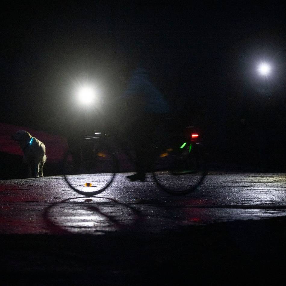 Pkw in Dinslaken beschädigt: Radfahrer fährt vor Auto und flüchtet