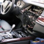 Polizei Dinslaken sucht Zeugen: Diebe stehlen drei Navigationsgeräte aus VW und Skoda