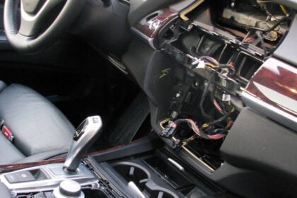 Polizei Dinslaken sucht Zeugen: Diebe stehlen drei Navigationsgeräte aus VW und Skoda