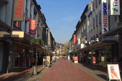 Polizei Dinslaken sucht Zeugen: Täter brechen in Juweliergeschäft ein und stehlen Goldschmuck