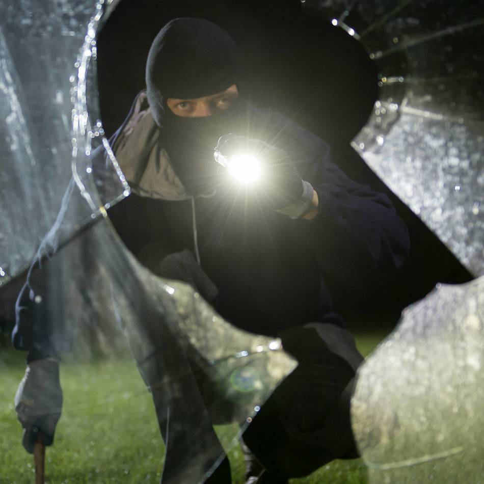 Polizei sucht Zeugen: Einbrecher durchsuchen Räume in einem Zweifamilienhaus