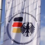 Rechtsextreme Plakate an Dinslakener Bushaltestelle – das steckt dahinter