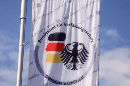 Rechtsextreme Plakate an Dinslakener Bushaltestelle – das steckt dahinter