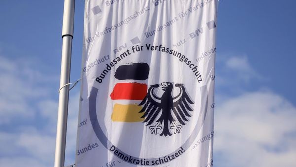 Rechtsextreme Plakate an Dinslakener Bushaltestelle – das steckt dahinter