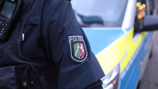 Unfall in Dinslaken an der Wiesenstraße: Zwei Autos frontal zusammengestoßen