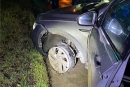 Verfolgungsjagd in Duisburg: Fahrer flüchtet mit VW Tiguan auf drei Reifen und glühender Felge