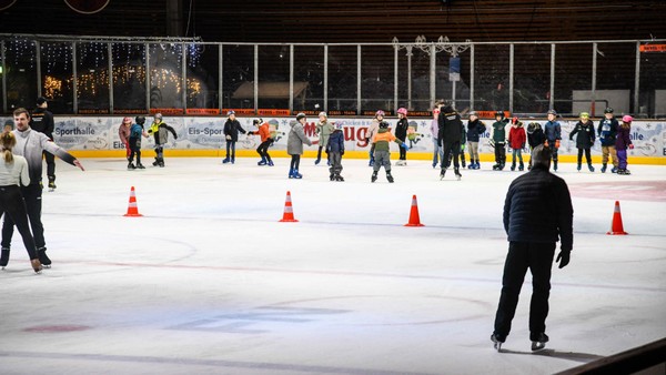 „White Sensation on Ice“ in Dinslaken: Wenn die Eissporthalle zur Rave-Zone wird