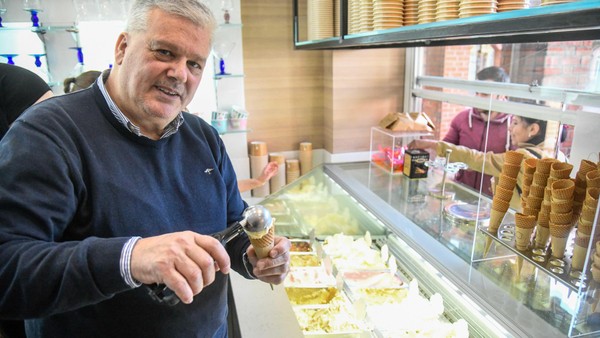 40 Jahre Eiscafé am Dinslakener Altmarkt: „Darauf bin ich richtig stolz“