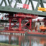 640 Tonnen in Bewegung: Bahn schwimmt Brücke über den Wesel-Datteln-Kanal ein