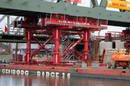 640 Tonnen in Bewegung: Bahn schwimmt Brücke über den Wesel-Datteln-Kanal ein