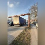 B8 in Dinslaken: Lkw bleibt an Stahlträger hängen – weiterer Vorfall kurz vorher