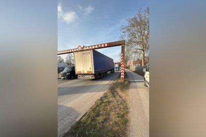 B8 in Dinslaken: Lkw bleibt an Stahlträger hängen – weiterer Vorfall kurz vorher
