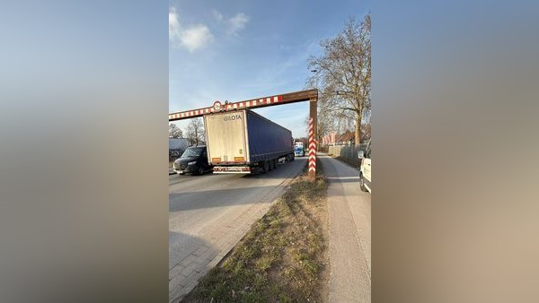 B8 in Dinslaken: Lkw bleibt an Stahlträger hängen – weiterer Vorfall kurz vorher