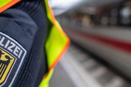 Bahnhöfe in Moers, Duisburg und Voerde: Verbot für Waffen und Co. an Karneval – so teuer sind Verstöße