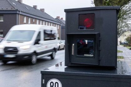 Blitzer in Dinslaken beschädigt: Polizei sucht Zeugen der Tat