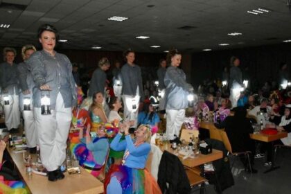 Dinslaken: Hiesfelder Prunksitzung wie in Hollywood - Narren stehen auf Tischen