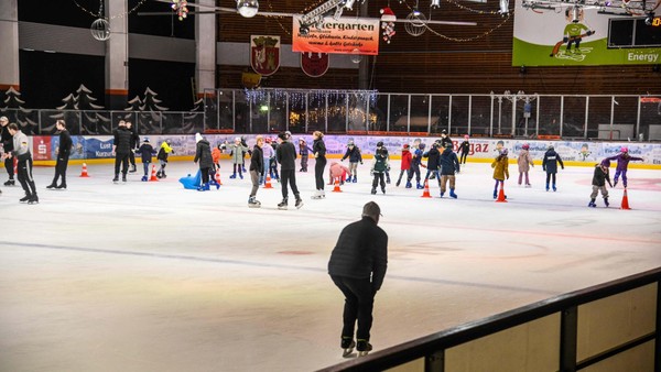 Dinslakener Bürger verärgert über mögliches Eishallen-Aus: „Schlag ins Gesicht“