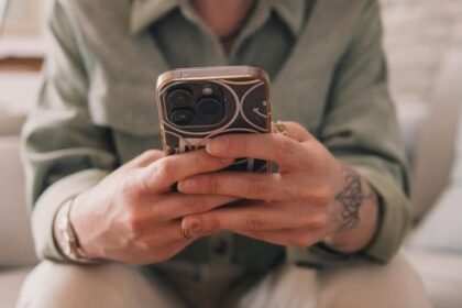 Dinslakenerin verliert 100.000 Euro an Betrüger: „Gefühl von Steinen im Bauch“