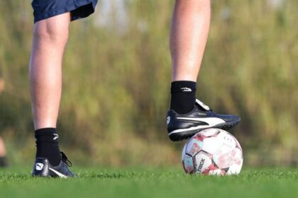 Eskalation in der Kreisliga: Spieler gehen in Duisburg aufeinander los