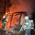 Feuer in Dinslaken: Gartenlauben brennen komplett nieder