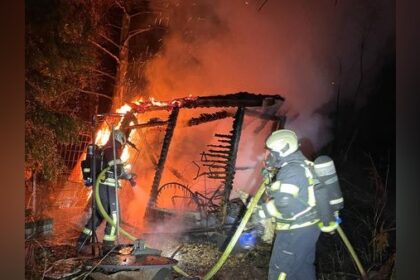 Feuer in Dinslaken: Gartenlauben brennen komplett nieder