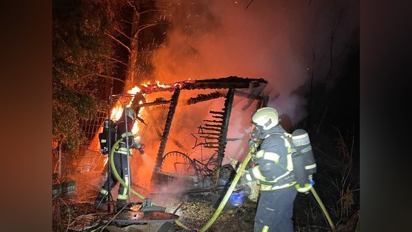 Feuer in Dinslaken: Gartenlauben brennen komplett nieder
