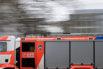 Feuerwehreinsatz in Dinslaken: Müllwagen brennt auf Betriebsgelände