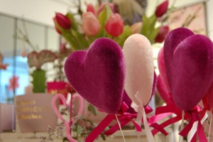 Geschenke wie bei Kylie Jenner? Das denken Dinslakener über Präsente zum Valentinstag