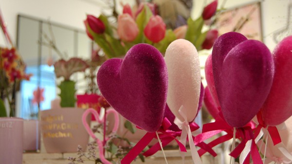 Geschenke wie bei Kylie Jenner? Das denken Dinslakener über Präsente zum Valentinstag