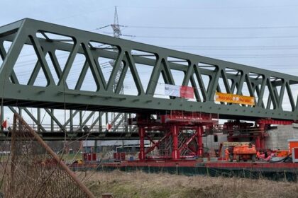 Meilenstein beim Betuwe-Ausbau: XXL-Eisenbahnbrücke bei Voerde eingeschoben