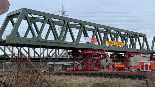 Meilenstein beim Betuwe-Ausbau: XXL-Eisenbahnbrücke bei Voerde eingeschoben