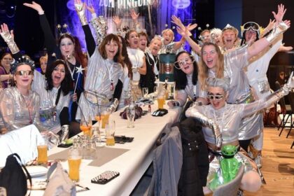 Mit Pillepopp und Nummernboy: 480 Frauen feiern heiße Damensitzung in Dinslaken