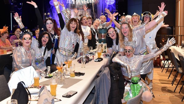 Mit Pillepopp und Nummernboy: 480 Frauen feiern heiße Damensitzung in Dinslaken
