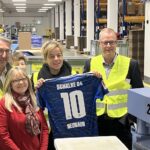 Mona Neubaur in Voerde: Warum die Ministerin die Firma mit einem S04-Trikot verließ