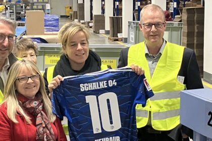 Mona Neubaur in Voerde: Warum die Ministerin die Firma mit einem S04-Trikot verließ