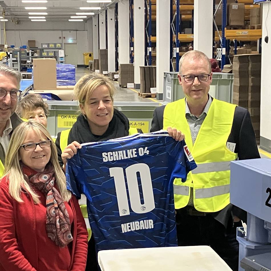 Mona Neubaur in Voerde: Warum die Ministerin die Firma mit einem S04-Trikot verließ