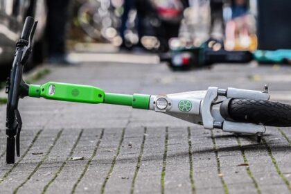 Nach Unfall in Dinslaken: E-Scooter-Fahrer verletzt – Auto fährt einfach weiter