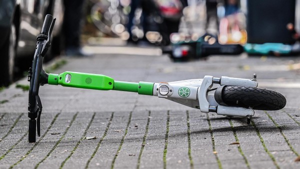 Nach Unfall in Dinslaken: E-Scooter-Fahrer verletzt – Auto fährt einfach weiter