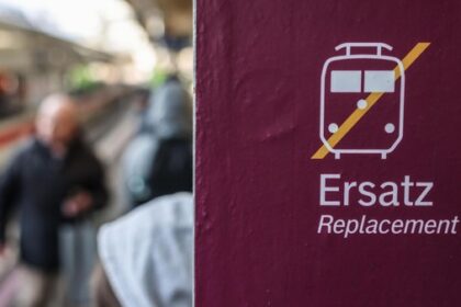 Panne beim VRR? Spott über kurioses Haltestellen-Schild am Voerder Bahnhof