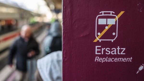 Panne beim VRR? Spott über kurioses Haltestellen-Schild am Voerder Bahnhof