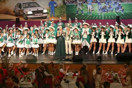 Sessionseröffnung in Walsumer Stadthalle: Singen, schunkeln, applaudieren – Gruen-Weisse feiern grandios