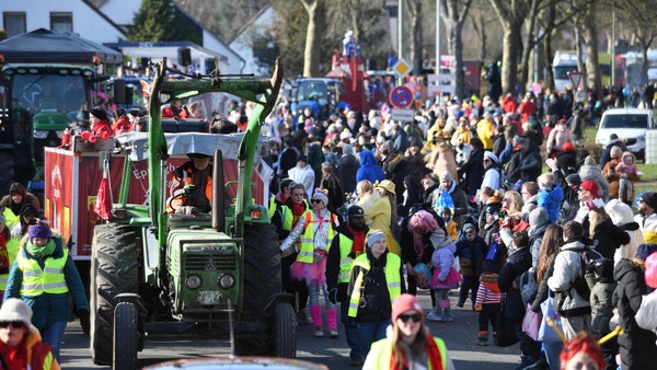 Tulpensonntagszug 2026 in Voerde: 20.000 Jecken feiern am Wegesrand