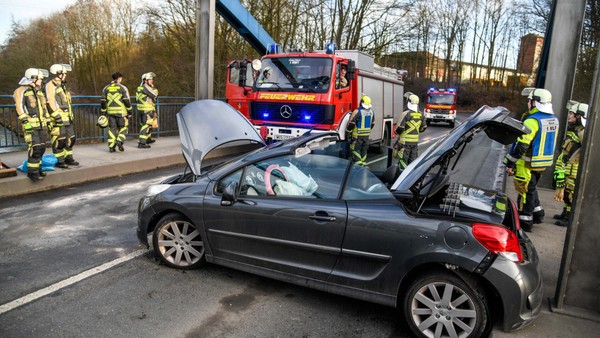 Unfall auf Brücke am Wesel-Datteln-Kanal in Hünxe: Junge Frau (18) verletzt