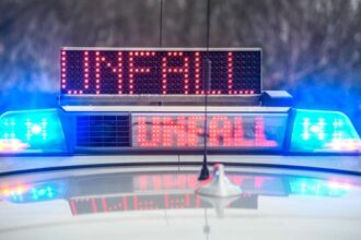 Unfall in Dinslaken: Auto prallt gegen Mauer – zwei junge Duisburger verletzt